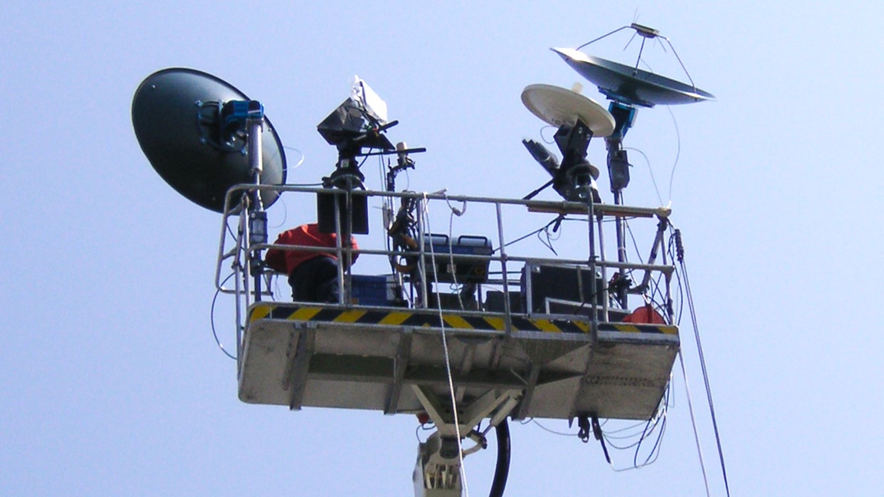 Bild eine Hebebühne mit verschiedenen Antennen zur Live Datenübertragung