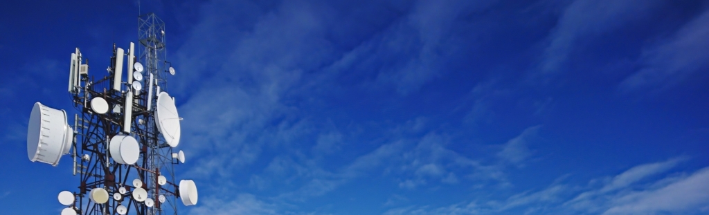 Hintergrundbild Himmel mit Antennenmast.